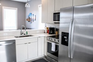 Wasserkocher mit Kaffee-/Teezubehör, Kühlschrank, Mikrowelle, Ofen