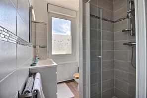 Shower, hair dryer, towels - Ty Croajou - Louannec (LOUANNEC)