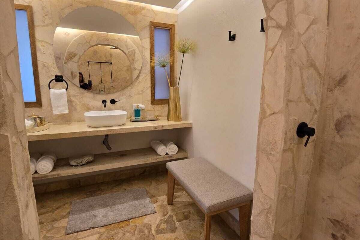 Luxury Villa | Bathroom | Shower, rainfall showerhead, free toiletries, hair dryer