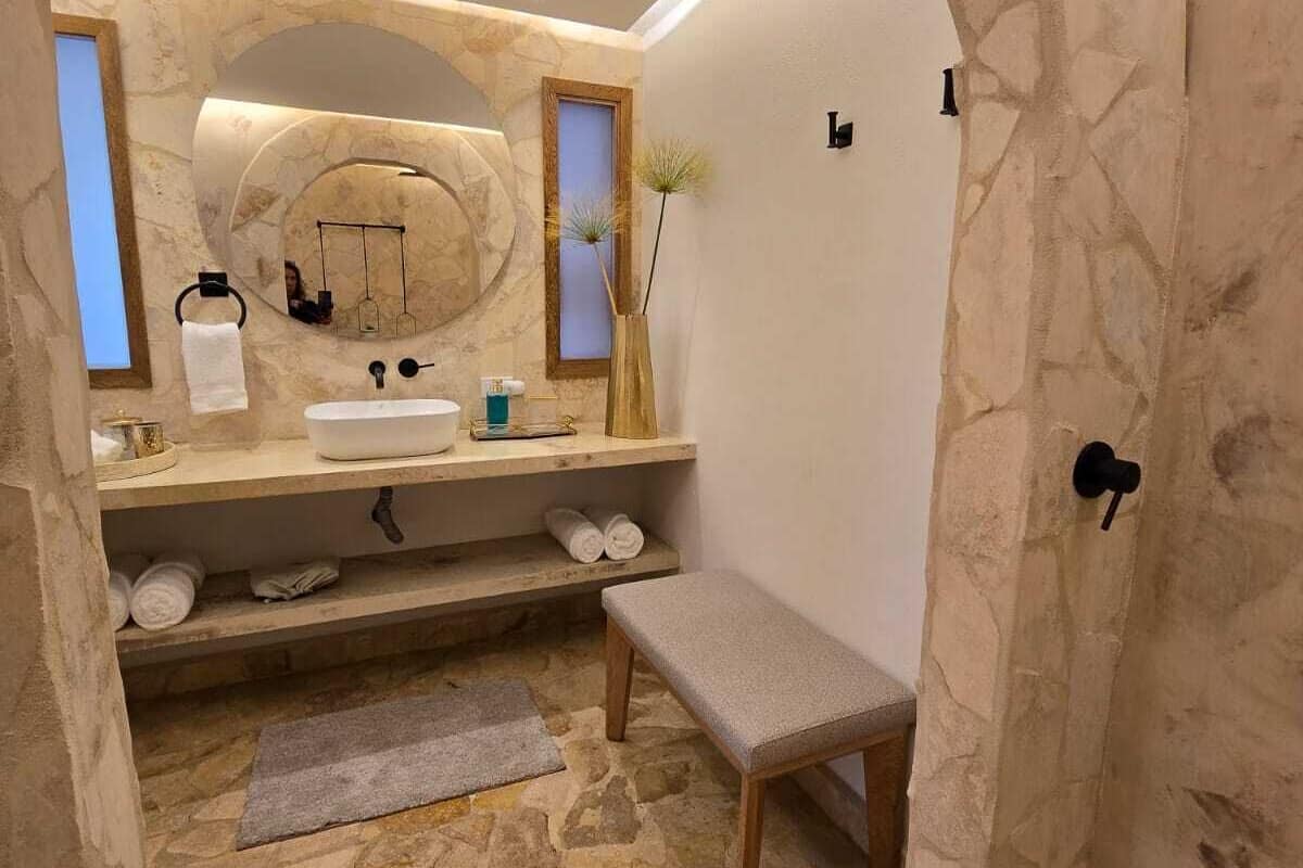 Luxury Villa | Bathroom | Shower, rainfall showerhead, free toiletries, hair dryer