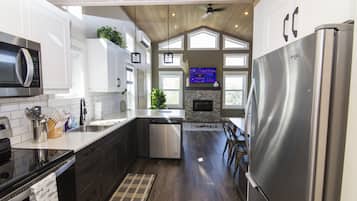 Standard Cottage | Private kitchen | Coffee/tea maker, electric kettle