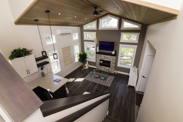 Standard Cottage | Living area | 32-inch Smart TV with digital channels, TV, Netflix