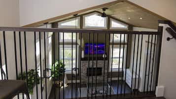 Casa de campo estándar | Área de sala de estar | Smart TV de 32 pulgadas con canales digitales, televisión y Netflix