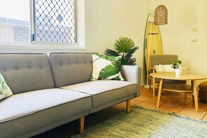 Smart-TV, Tischtennisplatte, Bücher