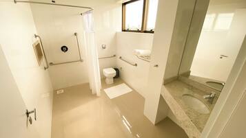 Standardzimmer, 1 Schlafzimmer, barrierefrei | Badezimmer | Handtücher, Seife, Shampoo, Toilettenpapier