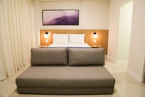 Family Room | Desk, free WiFi, bed sheets - Trento Hotel Guaíra (Guaira)