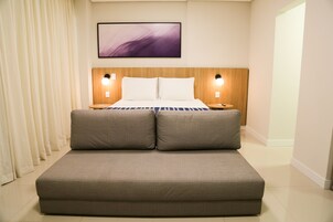 Escritorio, wifi gratis y ropa de cama 