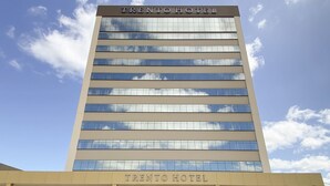 Een hotel met meerdere verdiepingen, een moderne gevel, grote ramen en een opvallende entree.
