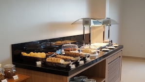 Een buffet met diverse gerechten en een koffiehoek.