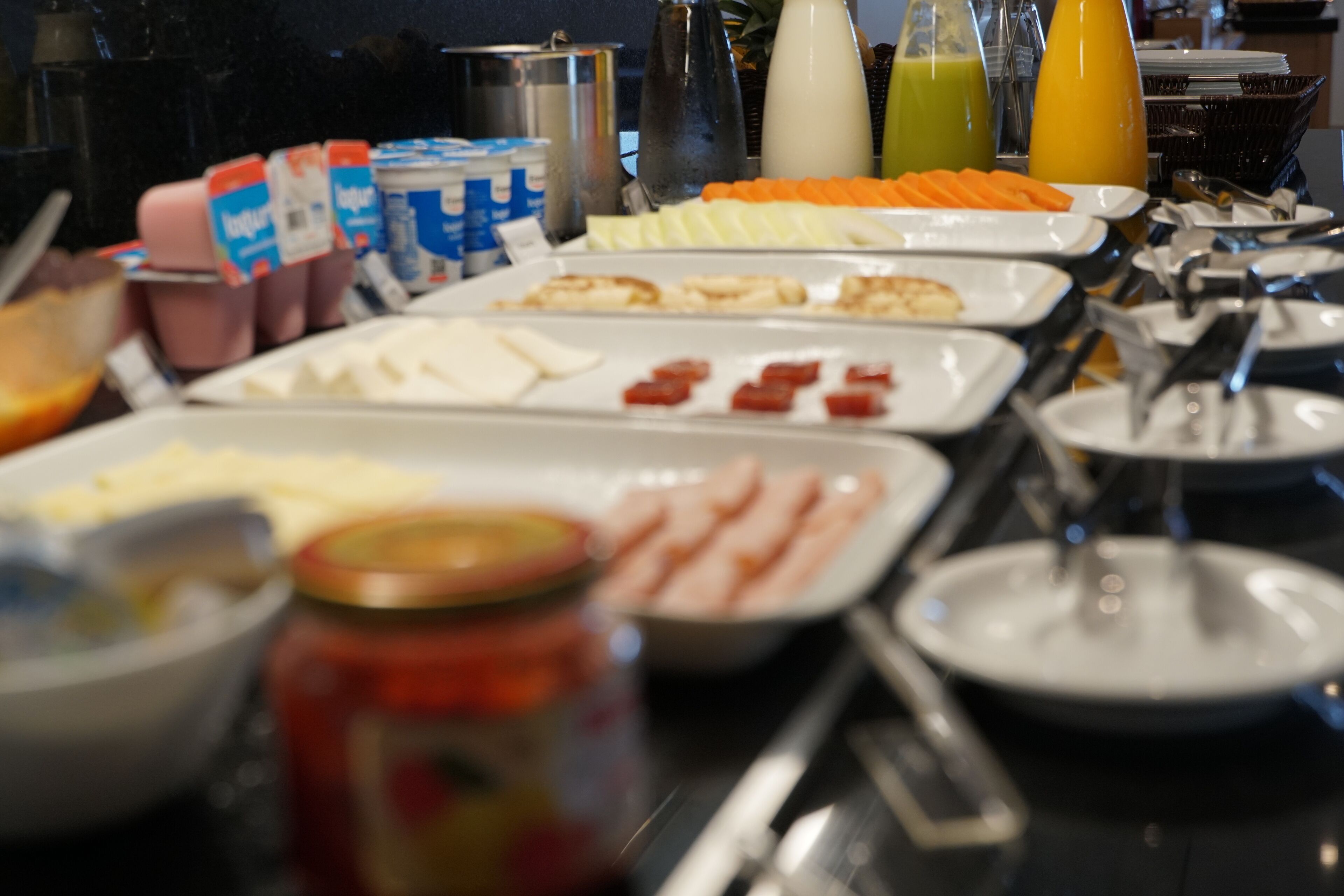 Un bufé con diversos alimentos y salsas.