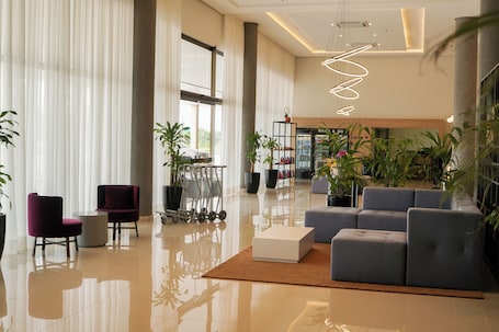 Reception. Trento Hotel Guaíra by Unna