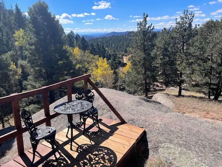 Outdoor dining. Red Door Cabin