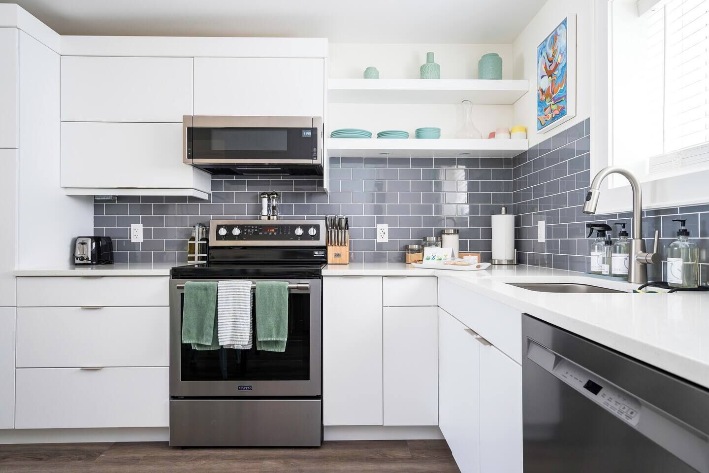 Køleskab, mikrobølgeovn, ovn, kogeplade