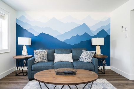 TV. `Hike` at Hills Meaford | 2BD Suite + Pets!