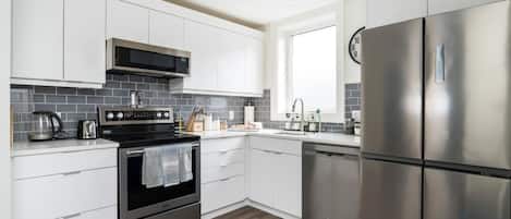 Refrigerador, microondas, horno y parrilla de estufa