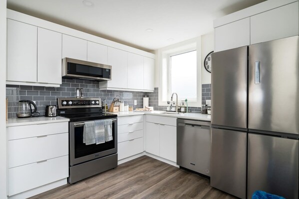 Réfrigérateur, micro-ondes, four, plaque de cuisson