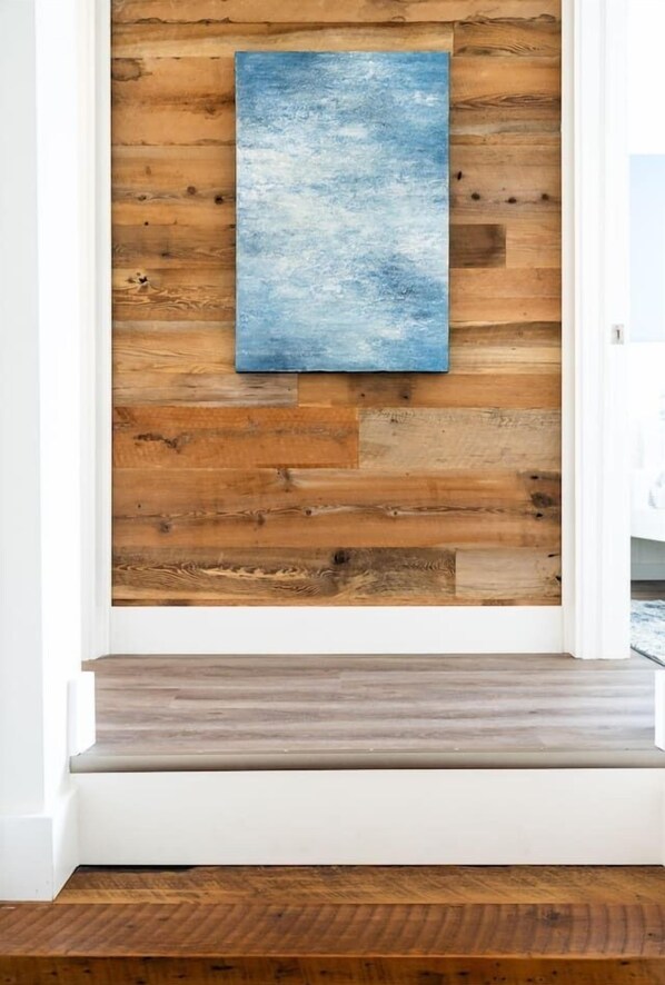 Une pièce avec un mur en bois et un tableau bleu.