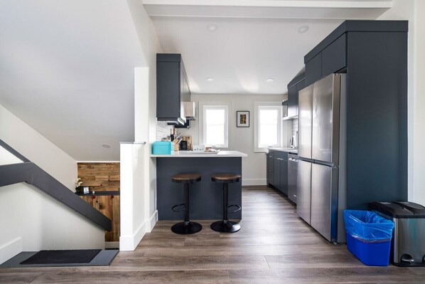 ثلاجة، ميكروويف، فرن، موقد طهي مسطح