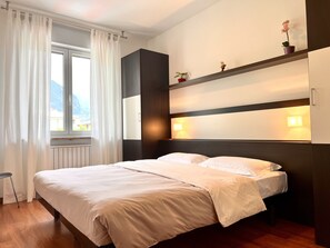 3 soveværelser, pengeskab på værelset, skrivebord, strygejern/strygebræt