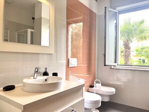 Bruser, hårtørrer, bidet, håndklæder