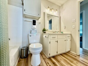 Shower, hair dryer, towels, soap - Cheerful 3-br home w/ gourmet coffee bar, patio, fenced backyard (Broken Arrow)