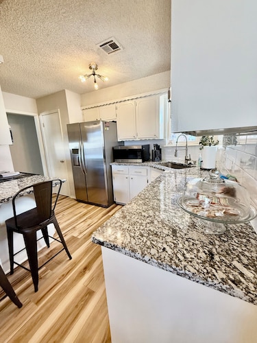 Cheerful 3-br home w/ gourmet coffee bar, patio, fenced backyard