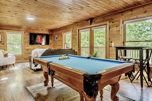 Smart TV, fireplace, books - Sip your coffee in the rocking chairs while enjoying the serene Mountain View’s. (Sevierville)