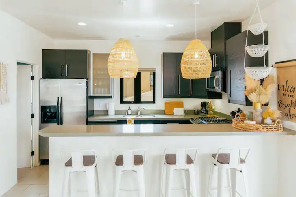 Réfrigérateur, un four, surface de cuisson, lave-vaisselle