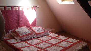 2 slaapkamers, een strijkplank/strijkijzer, reisbedje, gratis wifi