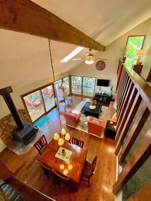 Télévision, cheminée, lecteur de DVD, livres