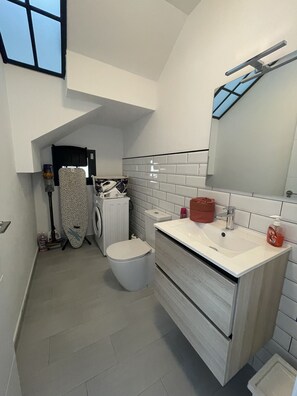 Ducha, secador de pelo, toallas y jabón