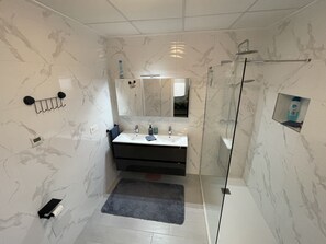 Dusche, Haartrockner, Handtücher, Seife