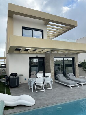 Una piscina al aire libre, una piscina climatizada