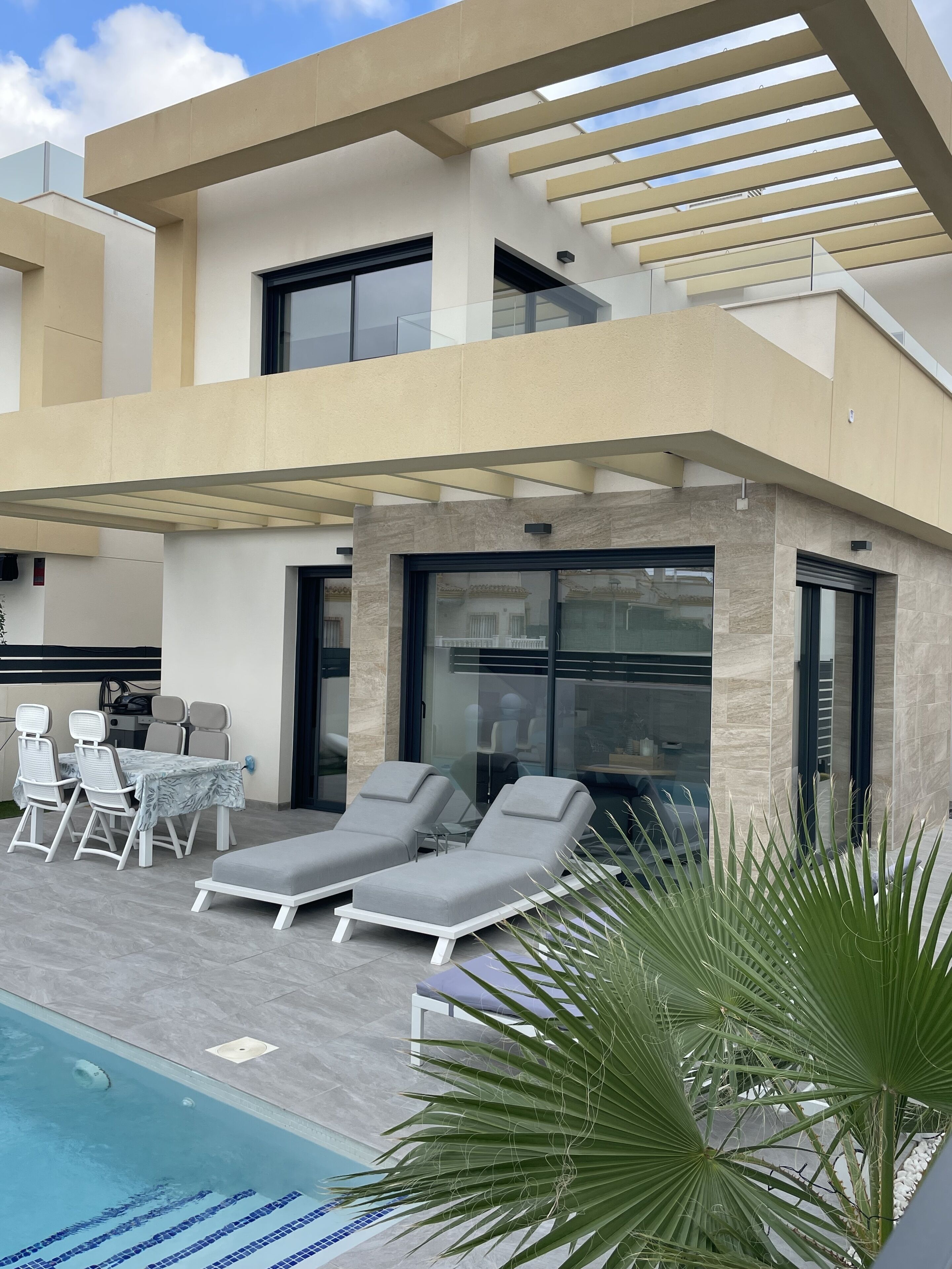 Una piscina al aire libre, una piscina climatizada