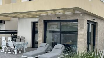 Een buitenzwembad en een verwarmd zwembad