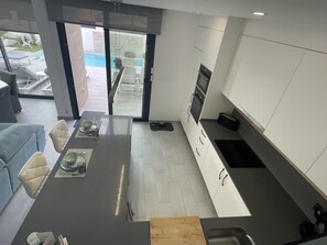 Réfrigérateur, four à micro-ondes, un four, surface de cuisson