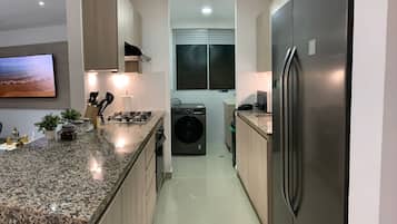 雪櫃、微波爐、焗爐、爐具