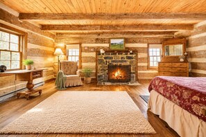 3 bedrooms, desk, travel crib, WiFi (free) - Riverfront Cabin! Farm, Kayaks & Trail (BB) (Luray)