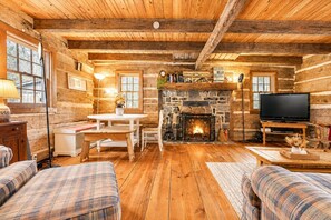 TV, fireplace, DVD player, books - Riverfront Cabin! Farm, Kayaks & Trail (BB) (Luray)
