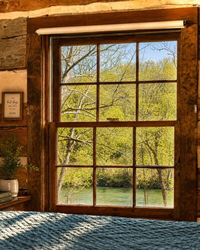 Riverfront Cabin! Mini Highlands & Fireplace (BB)