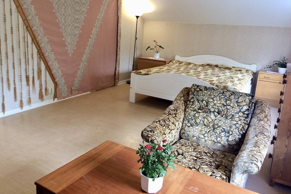 Desk, laptop workspace, rollaway beds, bed sheets
