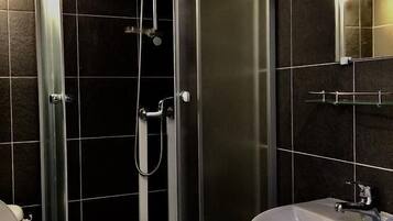 Comfort Room, 1 Double Bed | Bathroom | Shower, towels