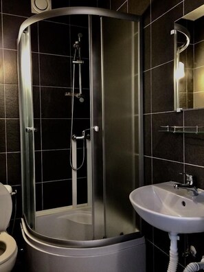 Comfort Room, 1 Double Bed | Bathroom | Shower, towels - Rentalhubs Lönashult (Lönashult)