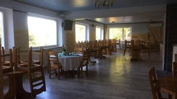 Phòng tiện nghi đơn giản, 1 giường đôi | Phòng ăn