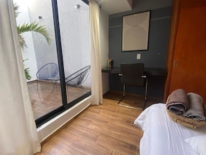 2 bedrooms, desk, WiFi, bed sheets
