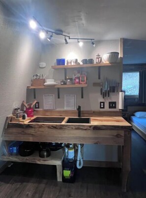 Kylskåp, mikrovågsugn, spishäll och kaffe- och tebryggare