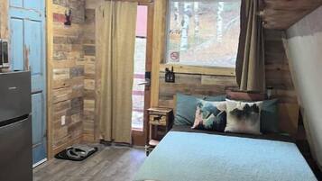 1 dormitori, matalassos d'escuma viscoelàstica i un bressol de viatge