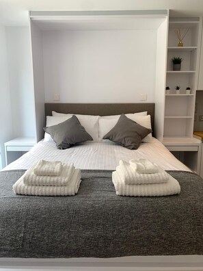 1 slaapkamer, een strijkplank/strijkijzer, gratis wifi, beddengoed