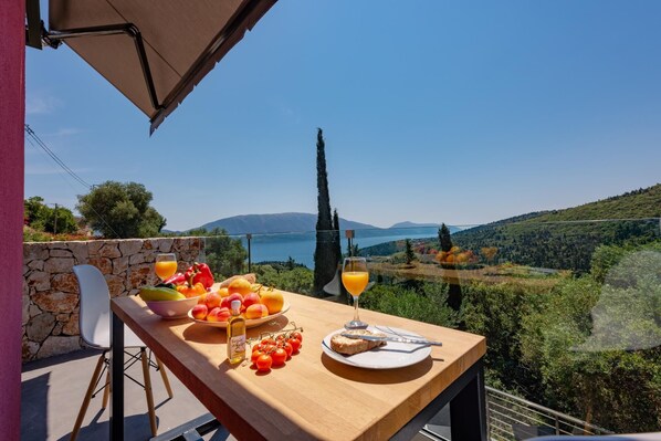 Outdoor dining - Contemporary Villa with A/C, Private Pool, Panoramic Hillside and Sea Views 10 mins from Fiscardo! (Matsoukata)
