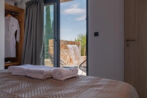 2 bedrooms, iron/ironing board, travel cot, free WiFi - Contemporary Villa with A/C, Private Pool, Panoramic Hillside and Sea Views 10 mins from Fiscardo! (Matsoukata)